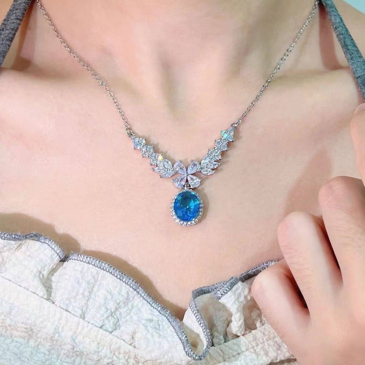 Elegant Aquamarine Gem Pendant Necklace