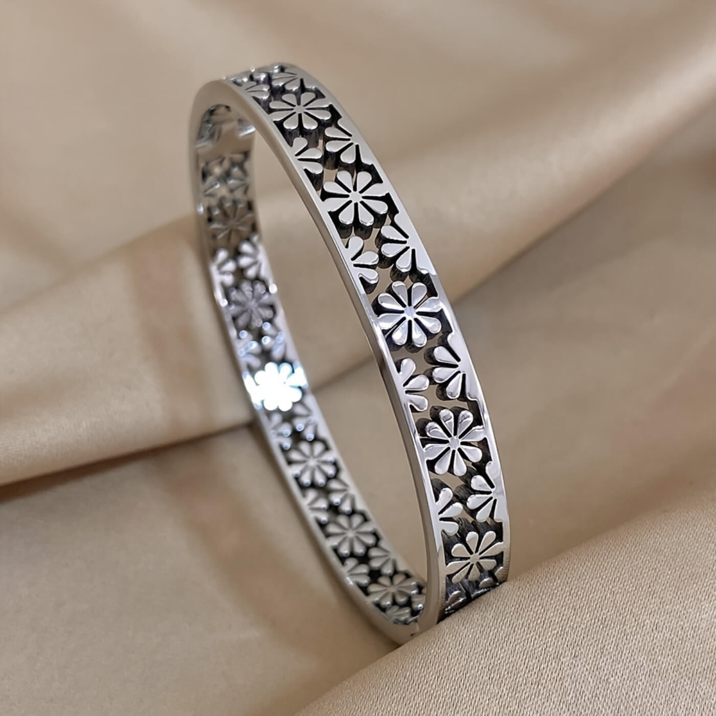 Elegant Flora Pattern Bangle Bracelet
