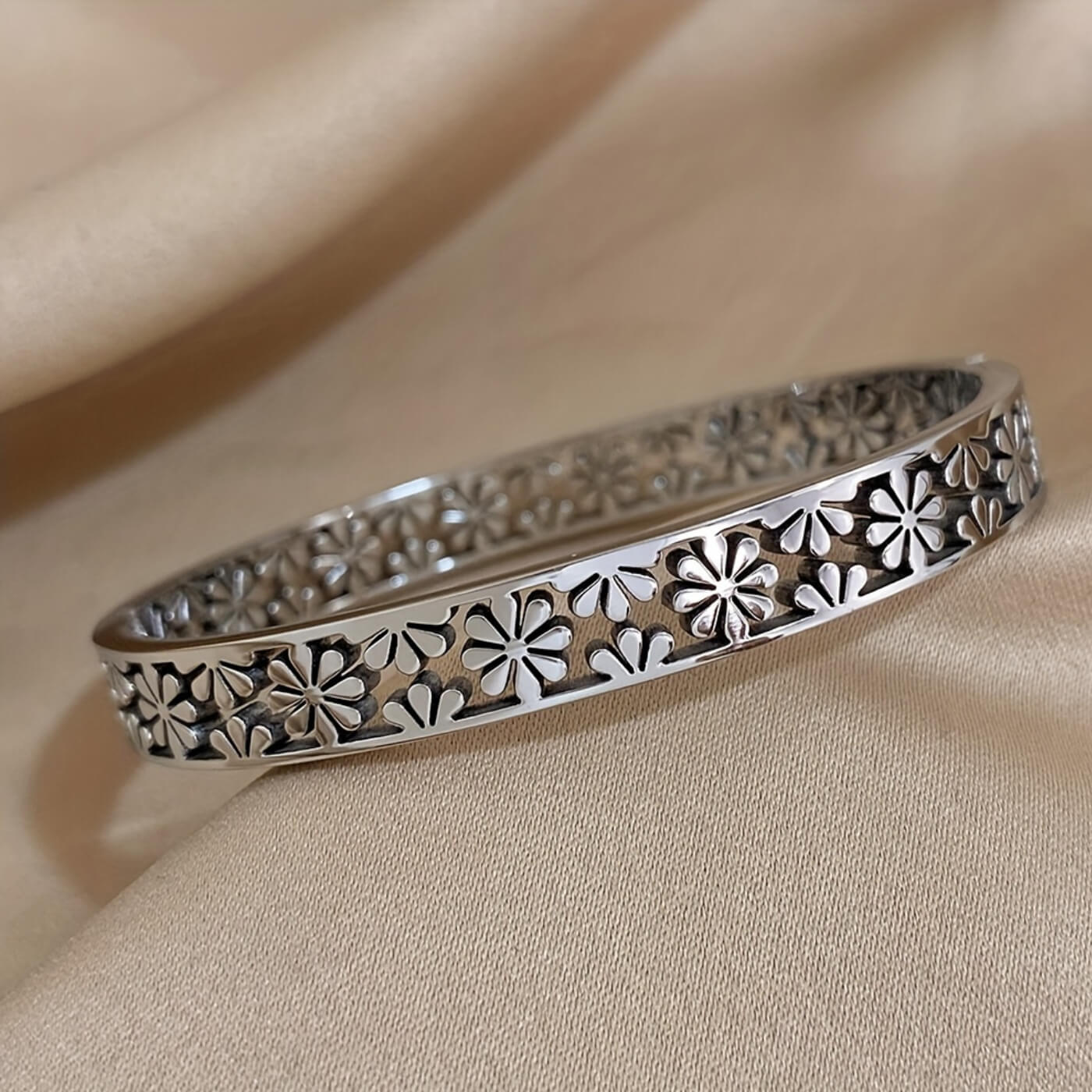 Elegant Flora Pattern Bangle Bracelet