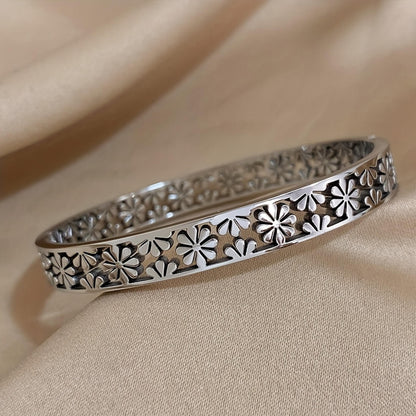 Elegant Flora Pattern Bangle Bracelet