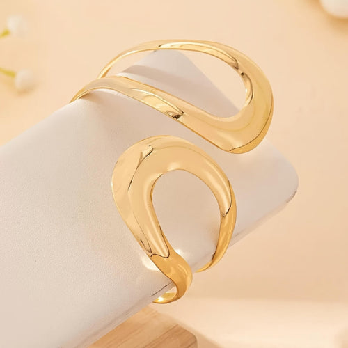 Elegant Gold Flow Bracelet
