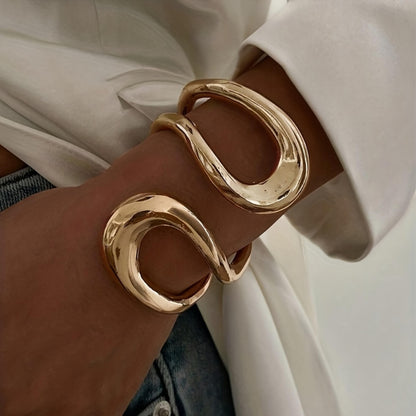 Elegant Gold Flow Bracelet