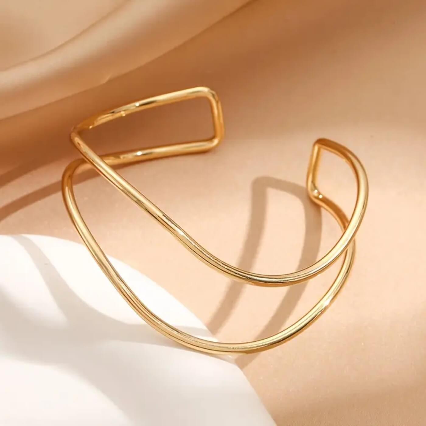 Elegant Gold Flow Curve Bracelet