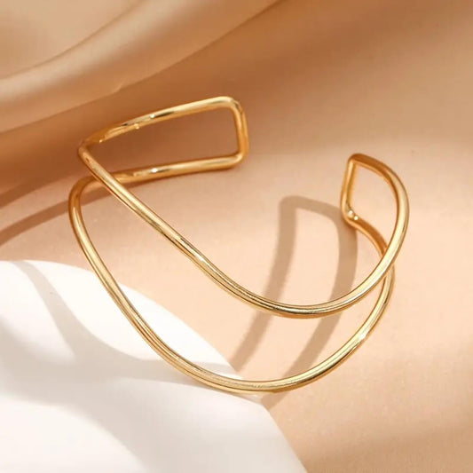 Elegant Gold Flow Curve Bracelet