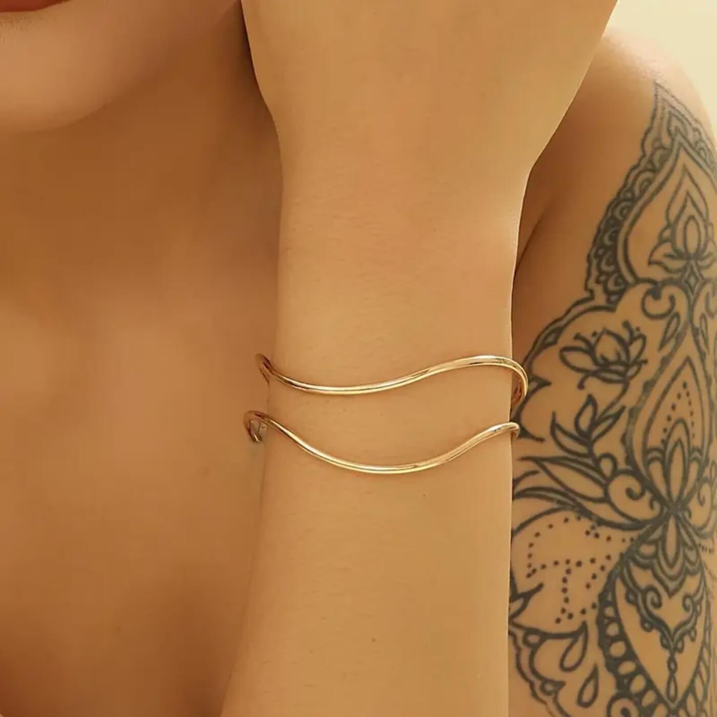 Elegant Gold Flow Curve Bracelet