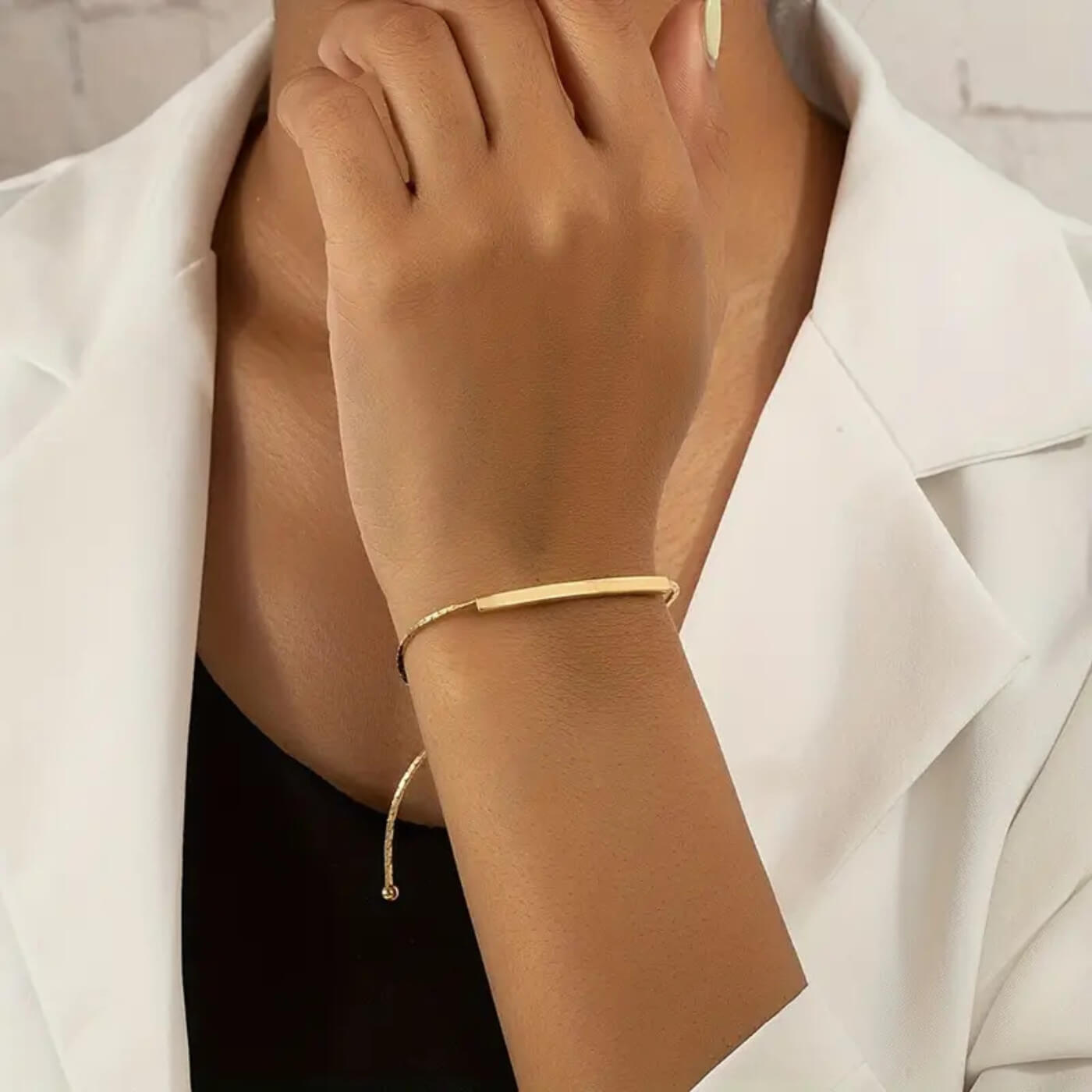 Elegant Gold Flow Curve Bracelet
