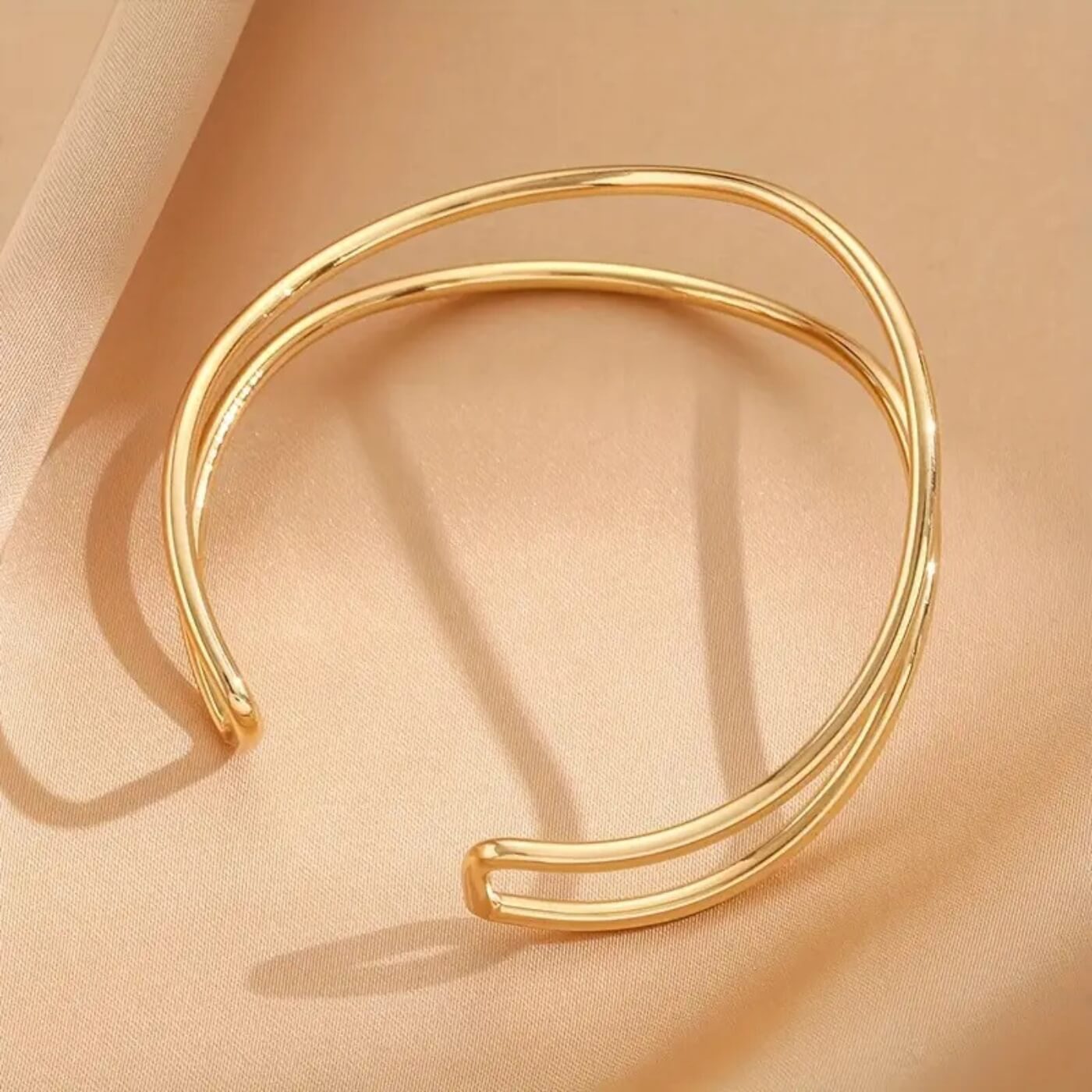 Elegant Gold Flow Curve Bracelet