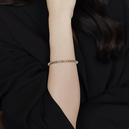 Elegant Golden Radiance Bangle