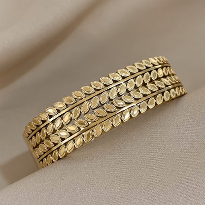 Elegant Leaf Pattern Bracelet