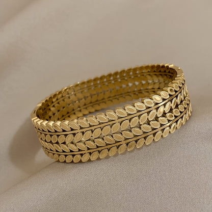 Elegant Leaf Pattern Bracelet