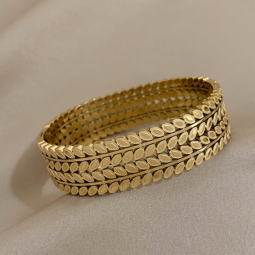 Elegant Leaf Pattern Bracelet
