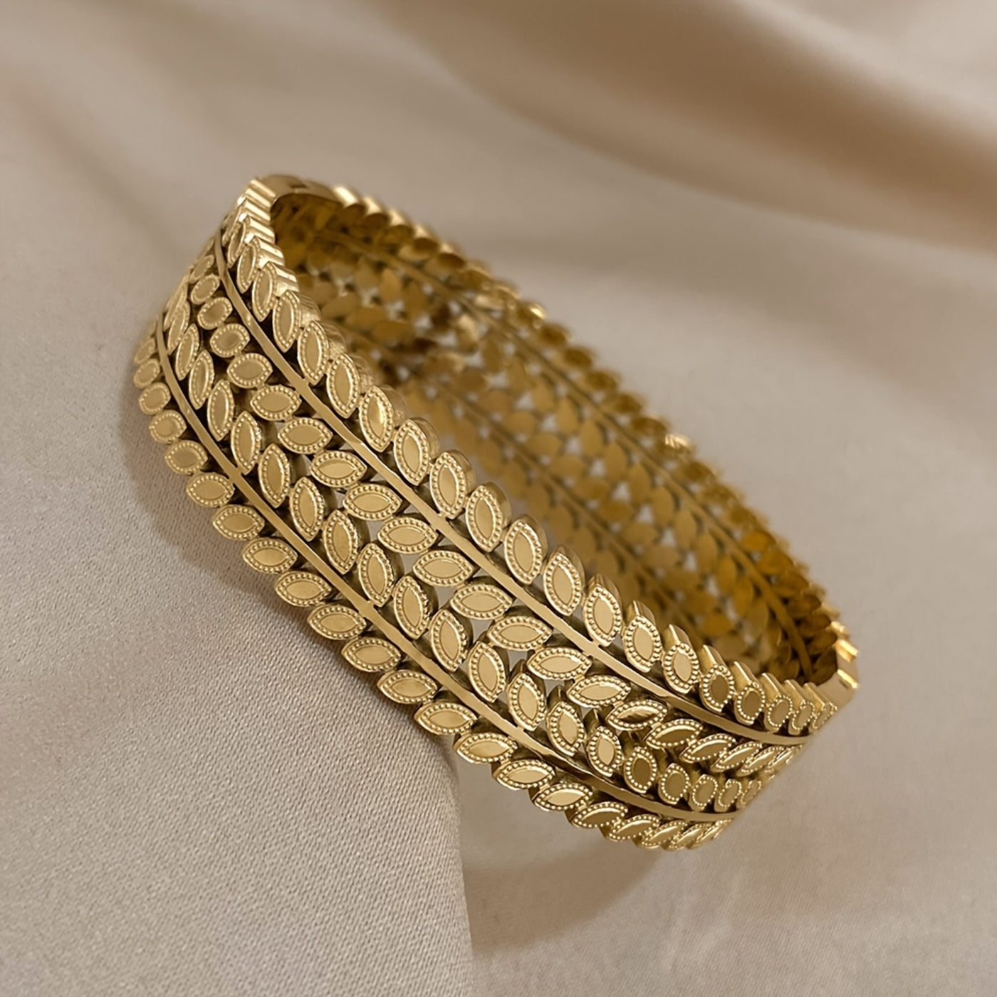 Elegant Leaf Pattern Bracelet