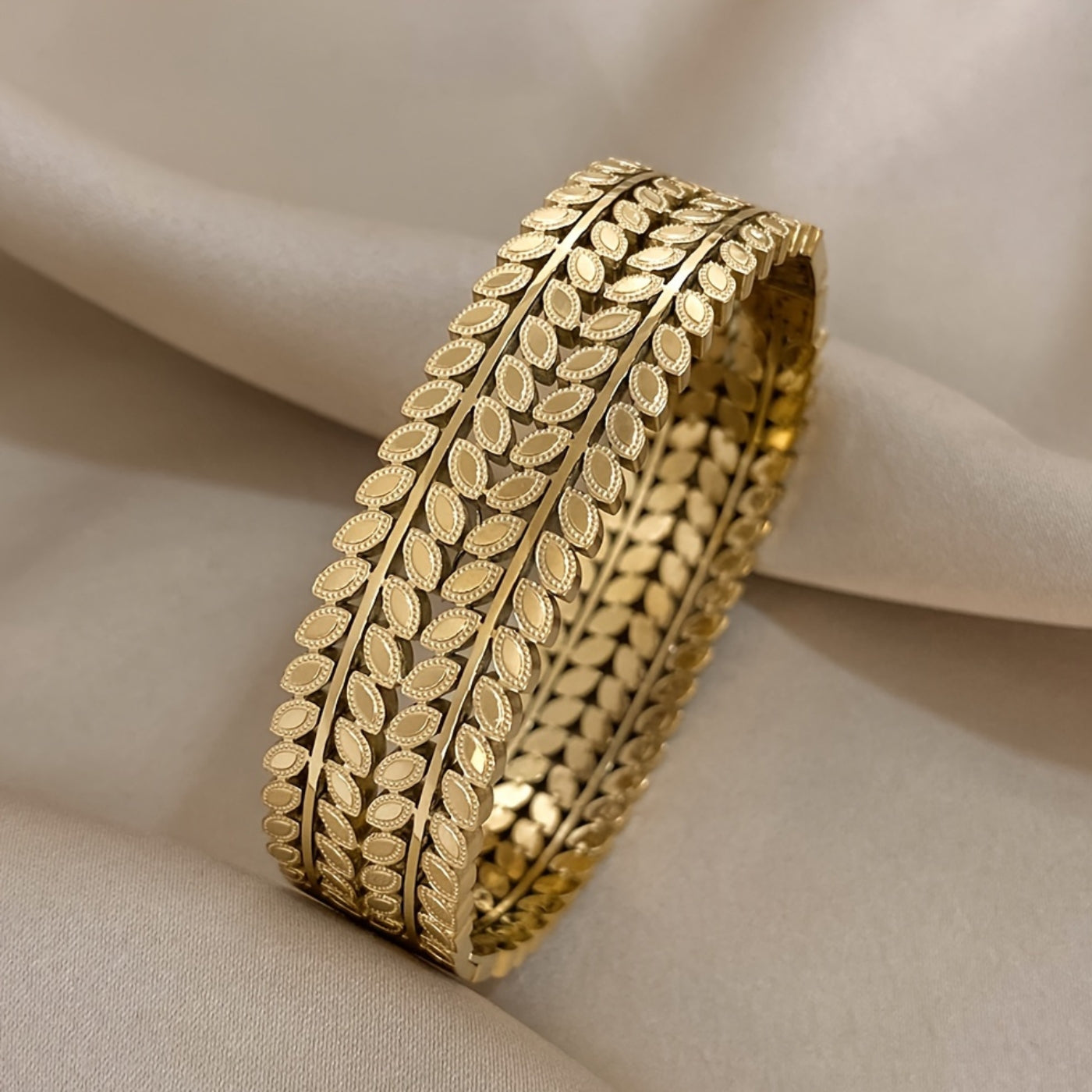 Elegant Leaf Pattern Bracelet