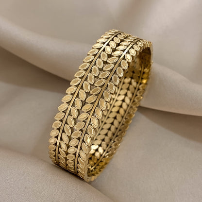 Elegant Leaf Pattern Bracelet
