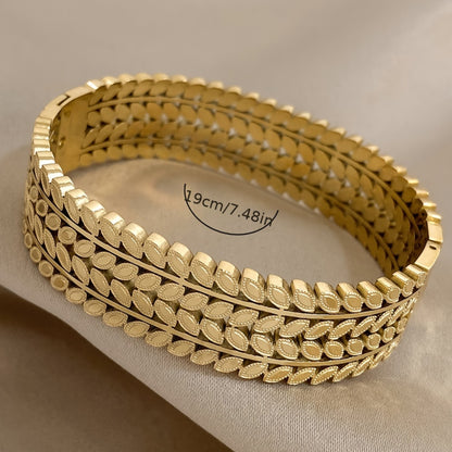Elegant Leaf Pattern Bracelet