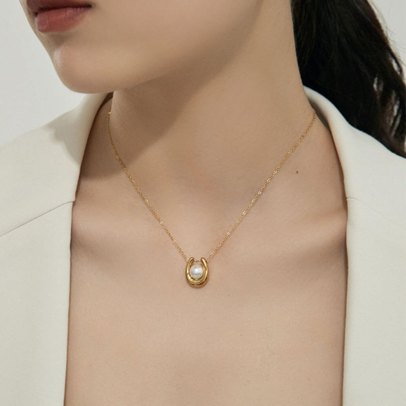 Elegant Pearl U-Shaped Pendant Necklace