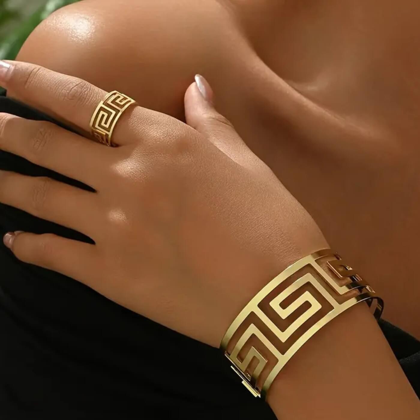 Golden Classic Pattern Cuff Set
